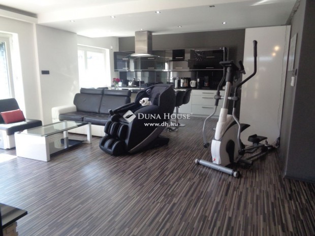 Sz�kesfeh�rv�ri 176 nm-es h�z elad�