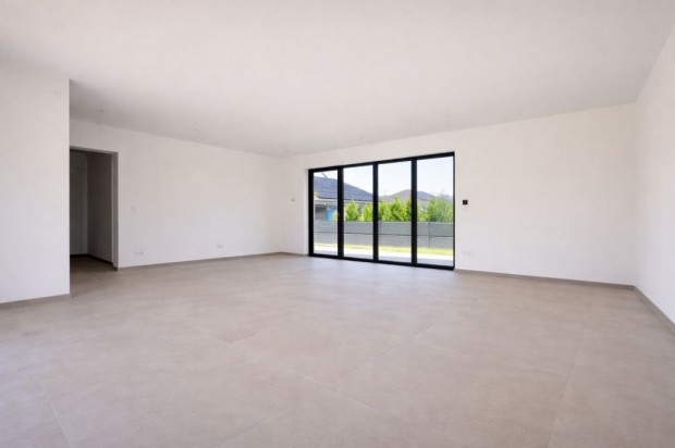 Sz�kesfeh�rv�ri 180 nm-es h�z elad�