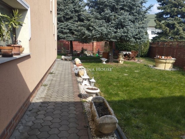 Sz�kesfeh�rv�ri 200 nm-es h�z elad�