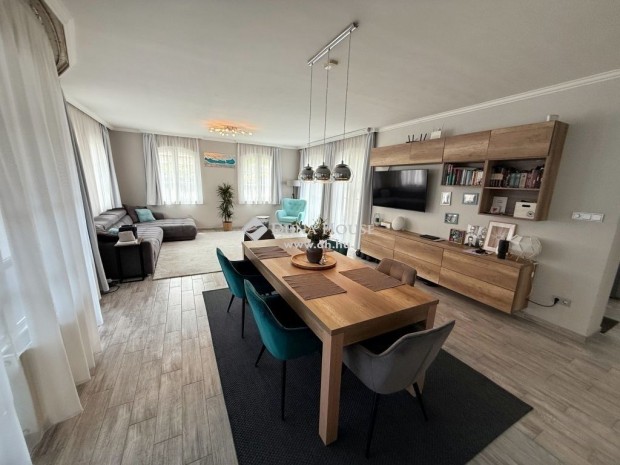 Sz�kesfeh�rv�ri 210 nm-es h�z elad�