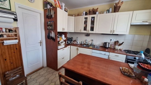 Sz�kesfeh�rv�ri 220 nm-es h�z elad�