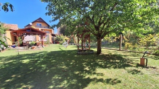 Sz�kesfeh�rv�ri 220 nm-es h�z elad�