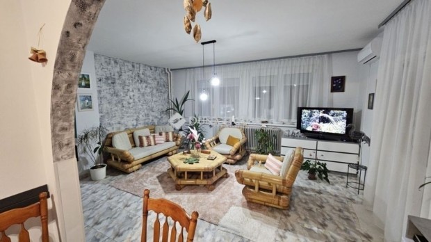 Sz�kesfeh�rv�ri 280 nm-es h�z elad�