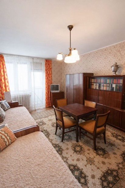 Sz�kesfeh�rv�ri 54 nm-es lak�s elad�