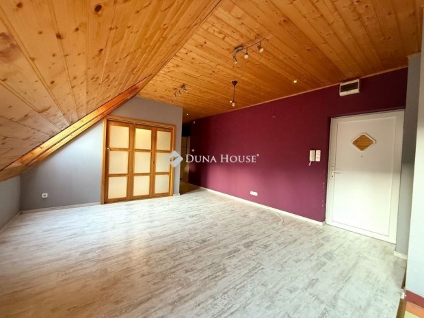 Sz�kesfeh�rv�ri 62 nm-es lak�s elad�