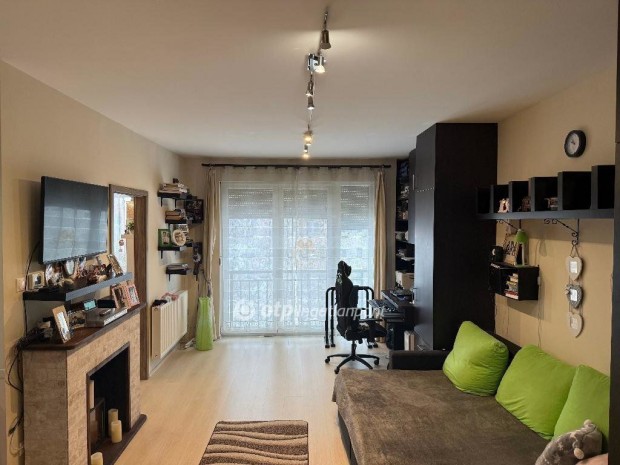 Sz�kesfeh�rv�ri 72 nm-es lak�s elad�