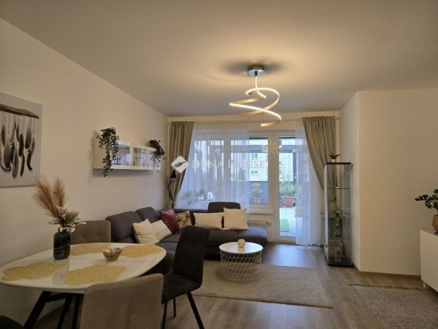 Sz�kesfeh�rv�ri 74 nm-es lak�s elad�