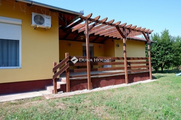 Sz�kesfeh�rv�ri elad� 116 nm-es h�z