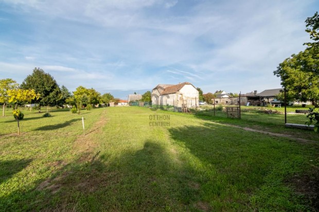 Sz�kesfeh�rv�ri elad� 1410 nm-es telek