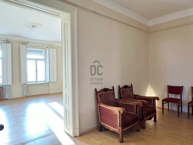 Sz�kesfeh�rv�ri elad� 158 nm-es h�z