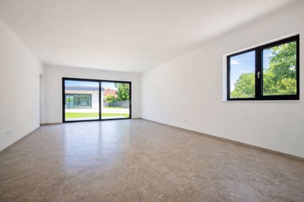 Sz�kesfeh�rv�ri elad� 172 nm-es h�z