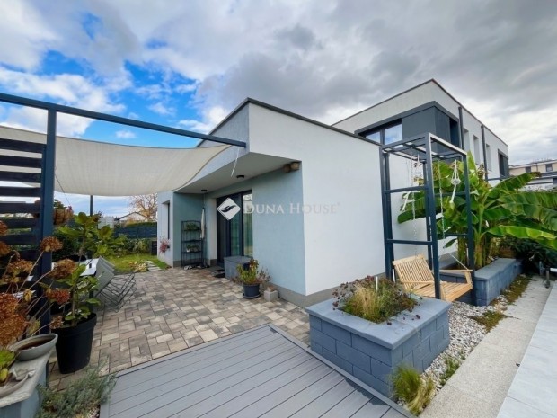 Sz�kesfeh�rv�ri elad� 217 nm-es h�z