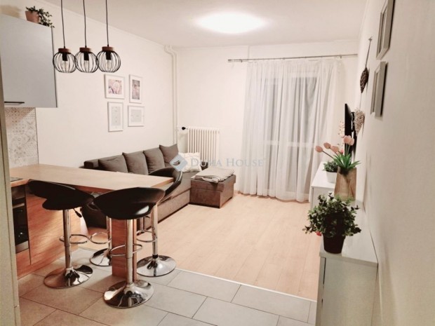 Sz�kesfeh�rv�ri elad� 45 nm-es lak�s