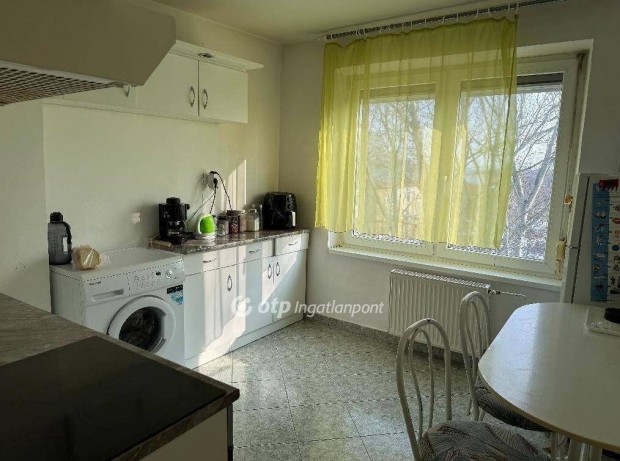 Sz�kesfeh�rv�ri elad� 47 nm-es lak�s #5185653