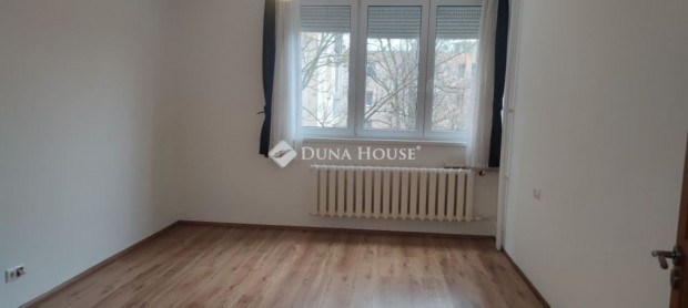 Sz�kesfeh�rv�ri elad� 56 nm-es lak�s