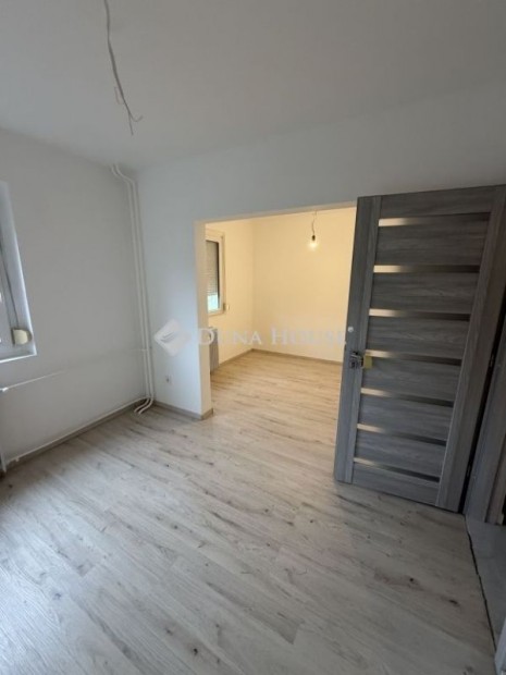 Sz�kesfeh�rv�ri elad� 61 nm-es lak�s