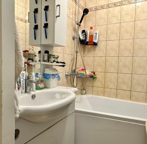 Sz�kesfeh�rv�ri elad� 62 nm-es lak�s