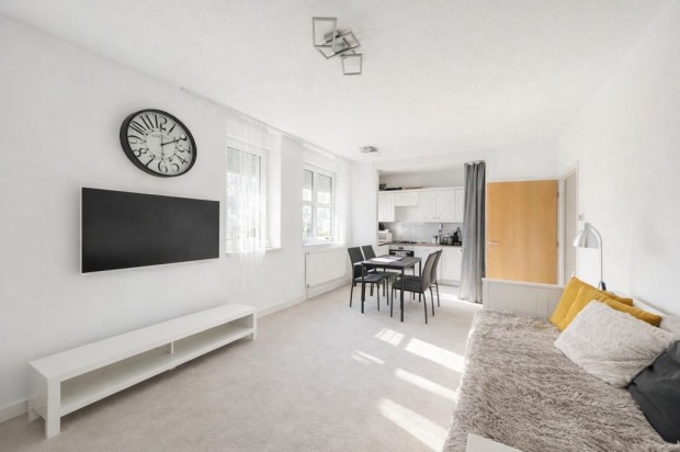 Sz�kesfeh�rv�ri elad� 63 nm-es lak�s