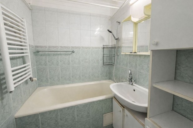 Sz�kesfeh�rv�ri elad� 68 nm-es lak�s