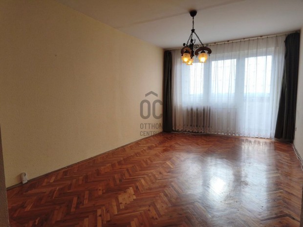 Sz�kesfeh�rv�ri elad� 68 nm-es lak�s