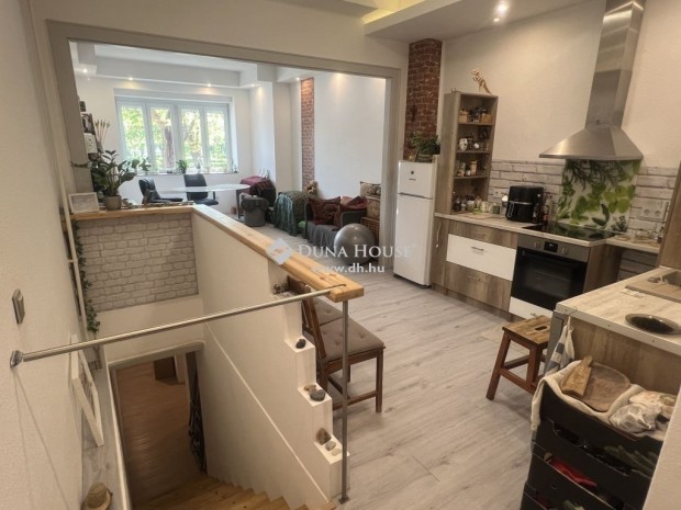 Sz�kesfeh�rv�ri elad� 70 nm-es lak�s