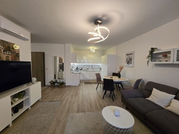 Sz�kesfeh�rv�ri elad� 74 nm-es lak�s