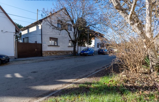 Sz�kesfeh�rv�ri elad� t�gla csal�di h�z