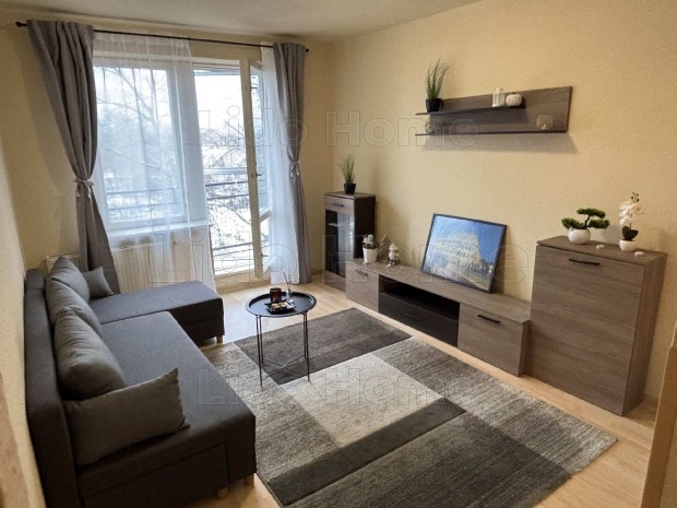 Sz�kesfeh�rv�ron 47 m-es, ig�nyesen fel�j�tott, erk�lyes lak�s elad�