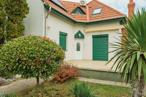 Sz�kesfeh�rv�ron 97 nm nappali + 3 h�l�szob�s h�z elad� 105 M