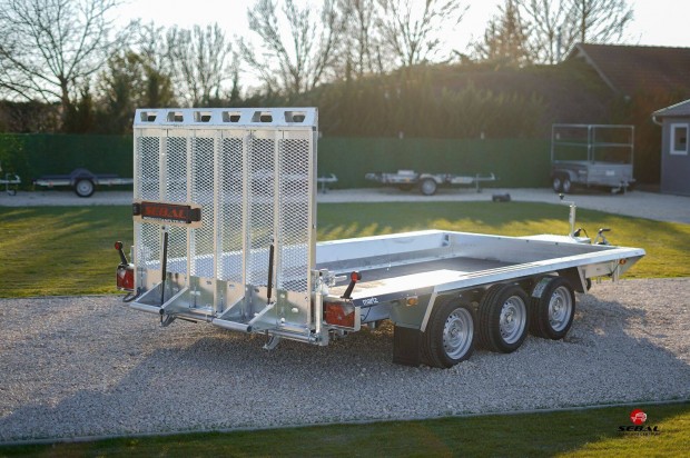 Székesfehérváron Bau 400 (3500 kg, 400 x 180 cm) gépszállító utánfutó