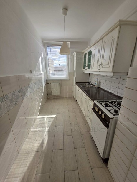 Sz�kesfeh�rv�ron belv�rosban kiad� 2 szob�s lak�s.