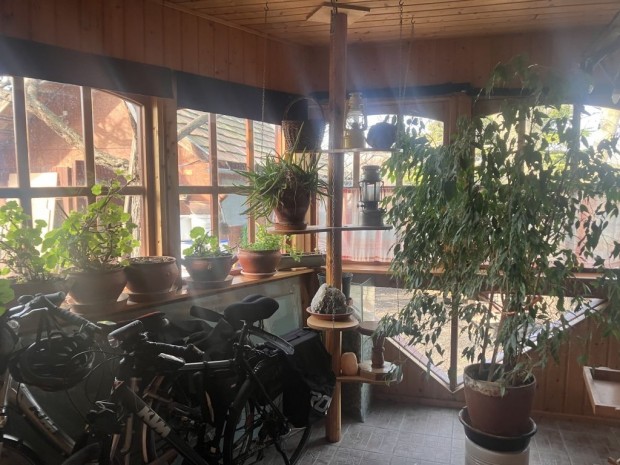 Sz�kesfeh�rv�ron elad� egy 2004-ben �p�lt h�z k�t gener�ci�nak is !