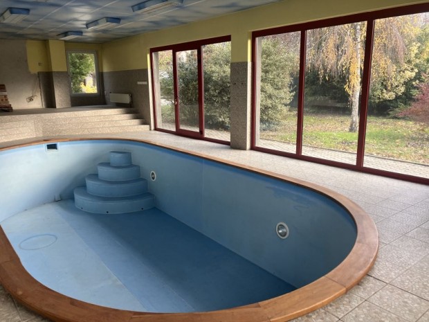 Sz�kesfeh�rv�ron elad� egy belv�ros k�zeli sz�p h�z medenc�vel!