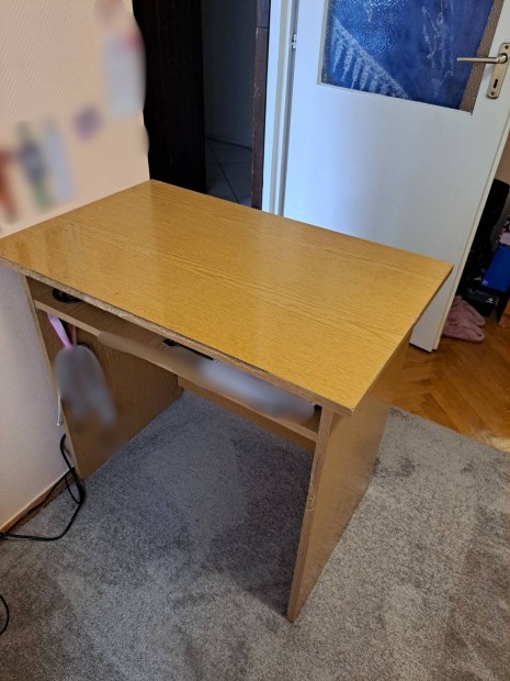 Szekr�ny, �r�asztal elad�