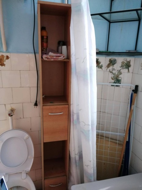 Szekr�ny led�nthet� ajt�val