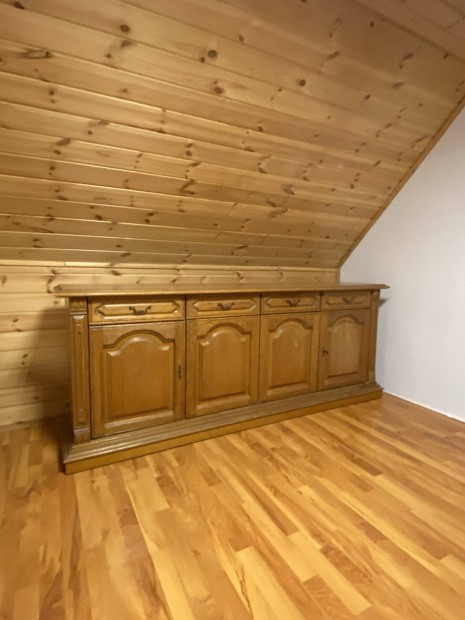 Szekr�nysor sz�p all�potban