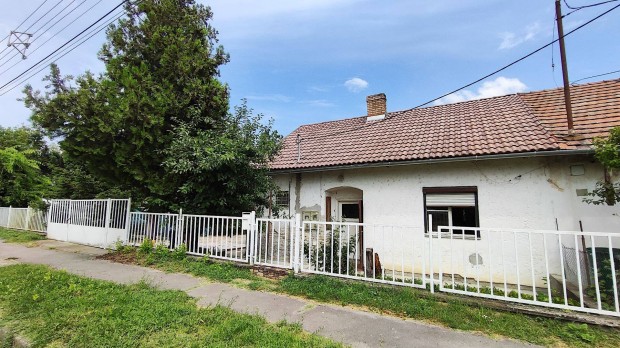 Szekszárd Aranytó utcai, felújítandó ház eladó
