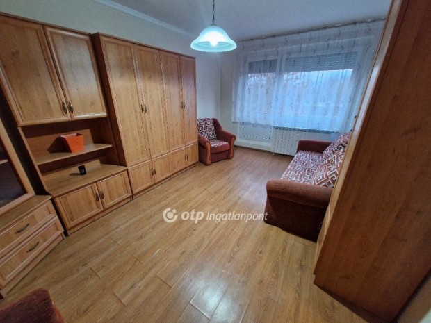 Szeksz�rd B�ri B � utc�ban f�ldszinti lak�s elad� !