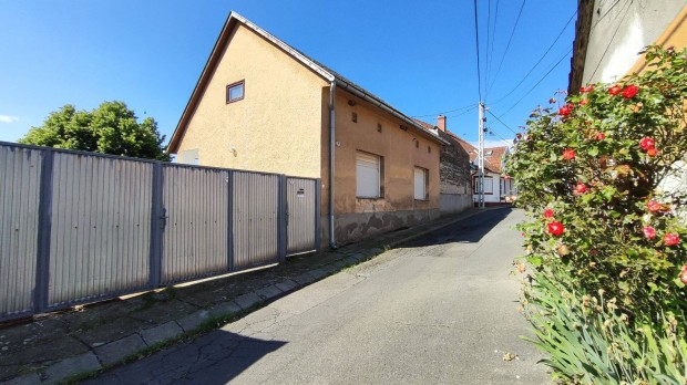 Szekszárd Bethlen G. utca 3220m2 terület, komfort nélküli ház