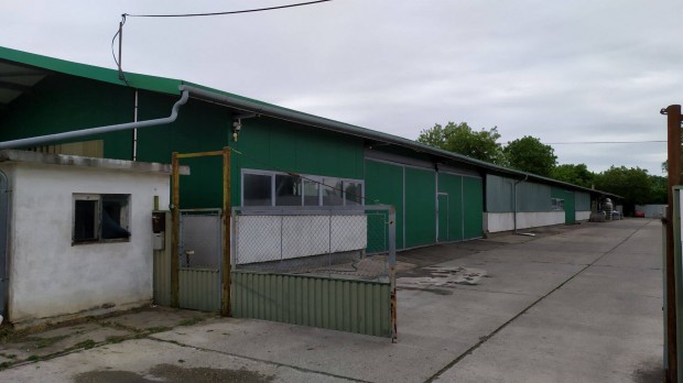 Szekszárd Iparterületén 1277m2-raktár épület Eladó