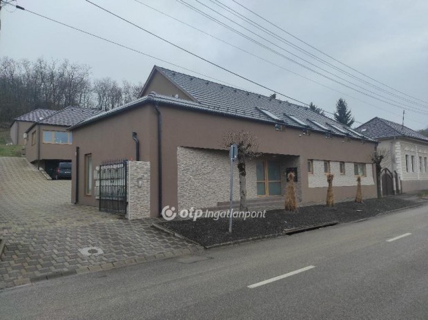 Szeksz�rd - z�ld�vezetes k�zpontj�ban 77nm fsz lak�s elad�!