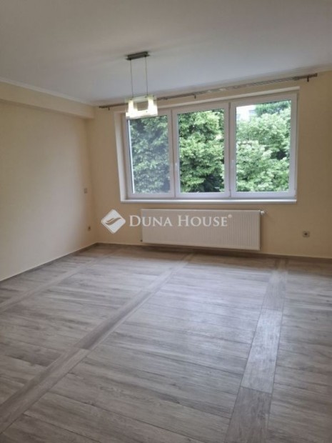 Szeksz�rdi 50 nm-es lak�s kiad�