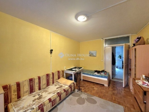 Szeksz�rdi 56 nm-es lak�s elad�