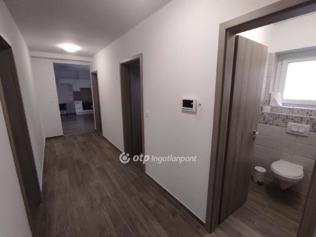 Szeksz�rdi 77 nm-es lak�s elad�