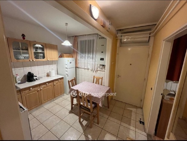 Szeksz�rdi elad� 53 nm-es lak�s