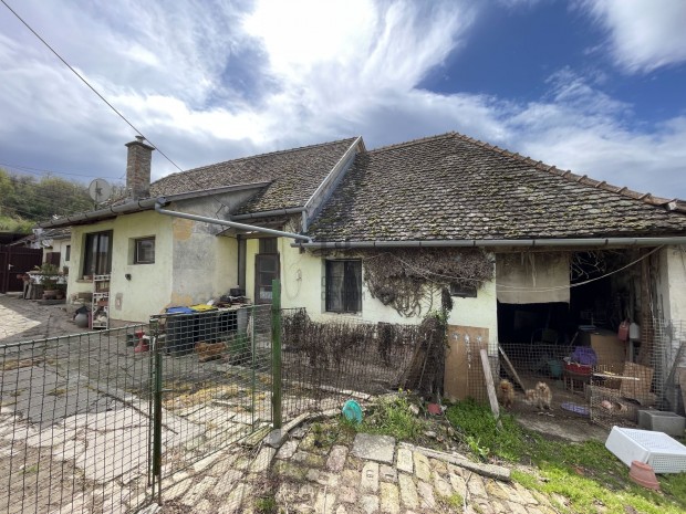 Szekszárdi eladó vegyesfalazatú családi ház