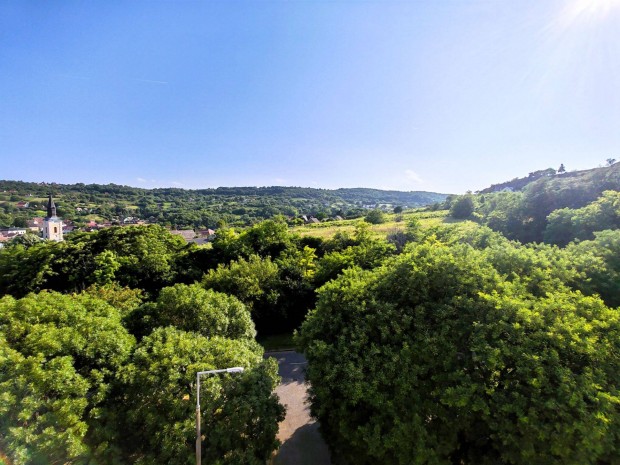 Szekszárdon 3 szobás, erkélyes, felújított lakás örökpanorámával eladó