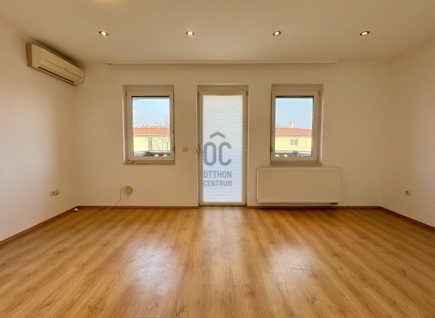 Szeksz�rdon, kit�n� �llapotban l�v� egyszob�s lak�s elad�!