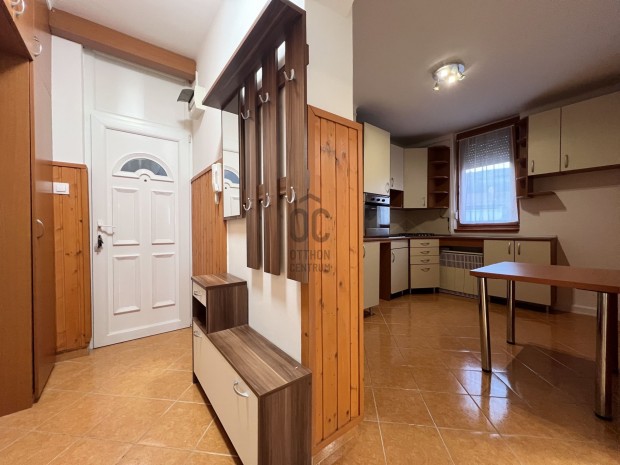 Szeksz�rdon a K�r�siben 3 szob�s lak�s elad�!