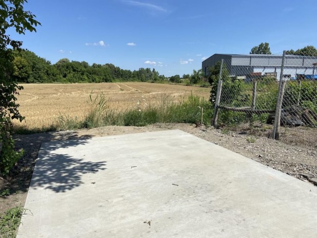 Szeksz�rdon az ipari parkban ter�let elad�! D82